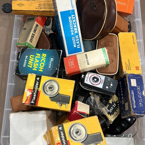 396 - Mixed lot of vintage photography accessories, including Zeiss Ikon and Ricoh flash units, multi-posi... 