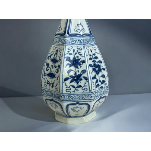 3 - A Chinese porcelain blue & white faceted vase.Qing dynasty, 19th century.In the Yuan style. Octa... 