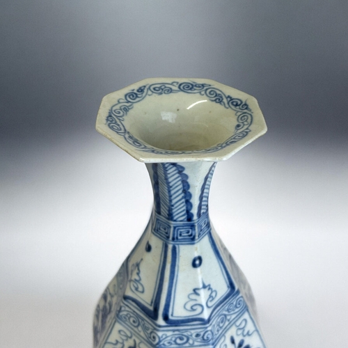 3 - A Chinese porcelain blue & white faceted vase.Qing dynasty, 19th century.In the Yuan style. Octa... 