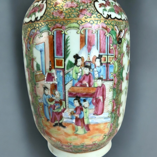 33 - A large Chinese Canton famille rose porcelain vase.Qing dynasty, 19th century.On gold ground, with r... 