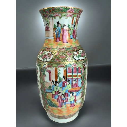 33 - A large Chinese Canton famille rose porcelain vase.Qing dynasty, 19th century.On gold ground, with r... 