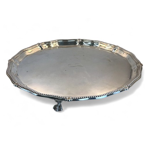 555 - A large Sterling silver salver.Travis, Wilson & Co Ltd.Sheffield, 1918 hallmarks.Ball & claw... 