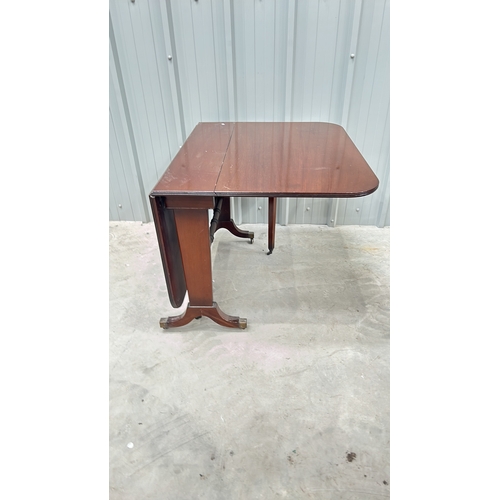 142 - Mahogany drop-leaf table by Thomas Glenister, High Wycombe, England.