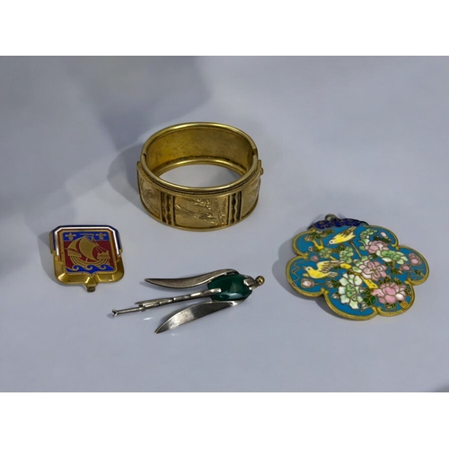 498 - A good collection of vintage jewellery.To include an engraved Japanese style birds bangle, sterling ... 