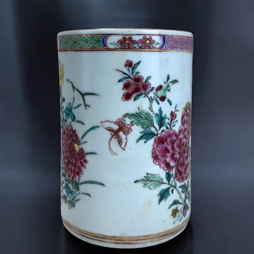 5 - A large Chinese export porcelain Famille Rose tankard.Qianglong period, 18th century.Overglaze paint... 