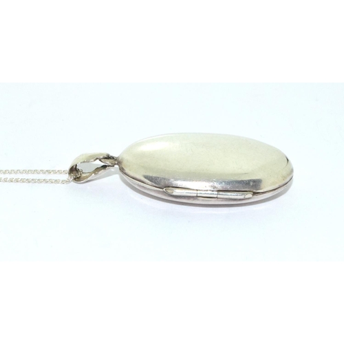 34 - 925 silver good size locket on a silver chain of 84cm long