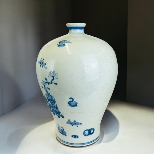 38 - A large Chinese porcelain Meiping vase.19th / 20th century.Meiping form, painted vases of flowers, s... 