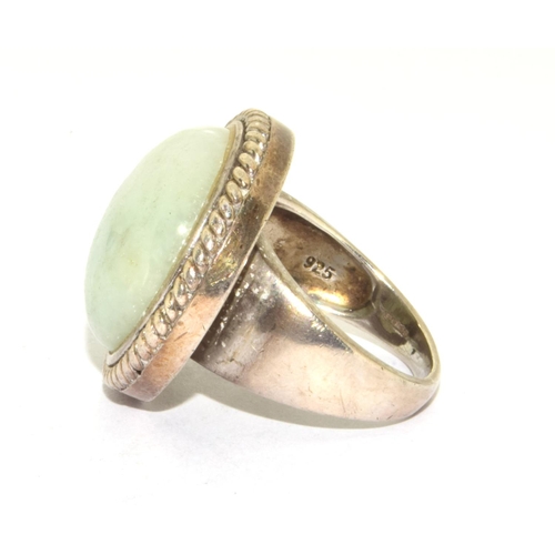 102 - 925 silver round set vintage ladies jadeite ring in an enclosed scroll setting size R