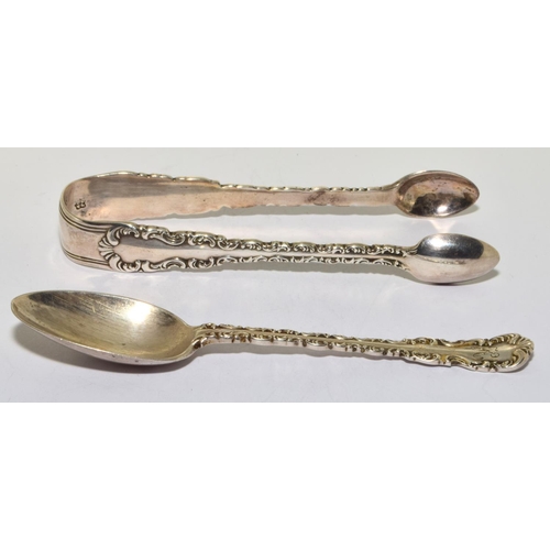 154 - Good boxed silver tea spoons and sugar nips set with a scroll design to sides 108g