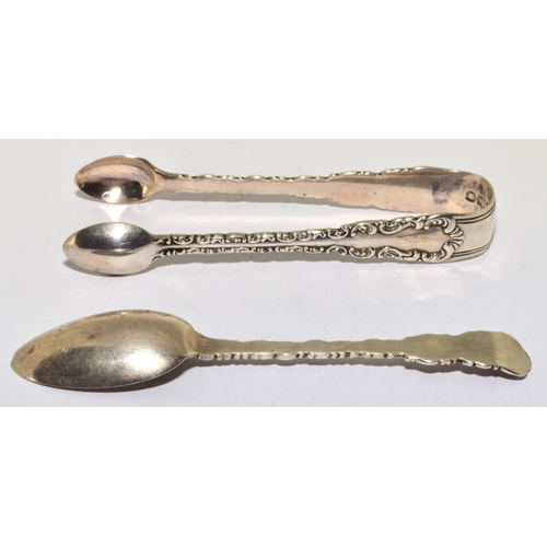 154 - Good boxed silver tea spoons and sugar nips set with a scroll design to sides 108g