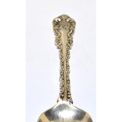 154 - Good boxed silver tea spoons and sugar nips set with a scroll design to sides 108g