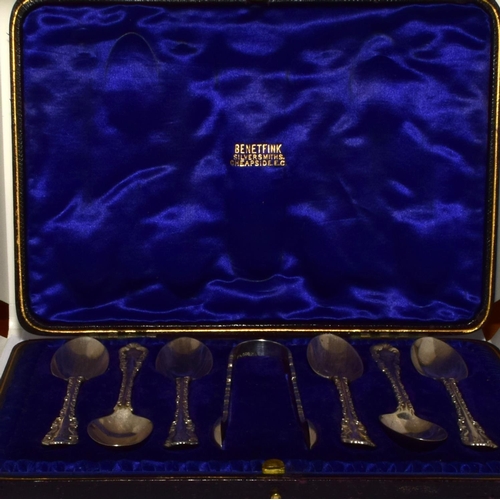 154 - Good boxed silver tea spoons and sugar nips set with a scroll design to sides 108g