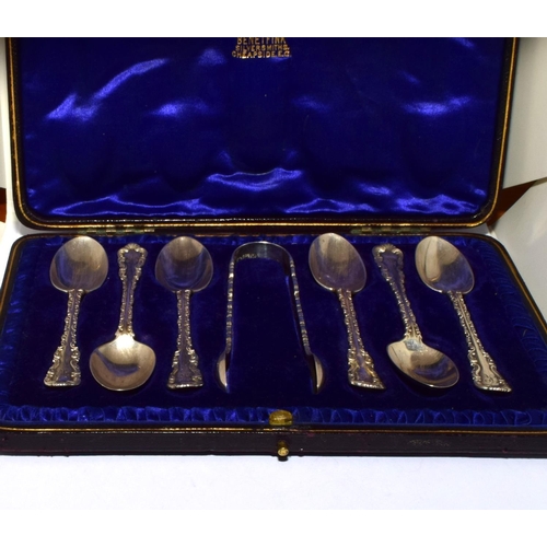 154 - Good boxed silver tea spoons and sugar nips set with a scroll design to sides 108g