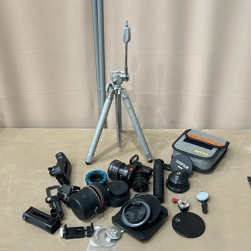 370 - Photography equipment collection featuring a vintage Japanese 1960's VIVO aluminum tripod, assorted ... 