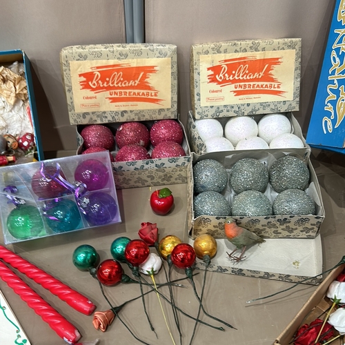 274 - Set of vintage Christmas holiday decorations, including colorful ornaments, artificial roses, golden... 