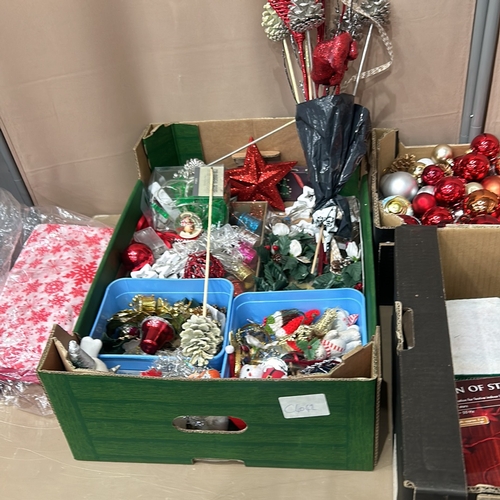 275 - Assorted Christmas decorations, including baubles, ornaments, star lights, and festive floral arrang... 