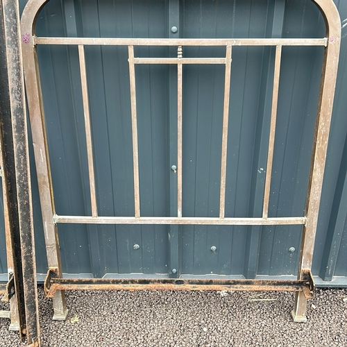 112 - Vintage metal brass bed frame, from the early 20th century. Features simple geometric design and stu... 