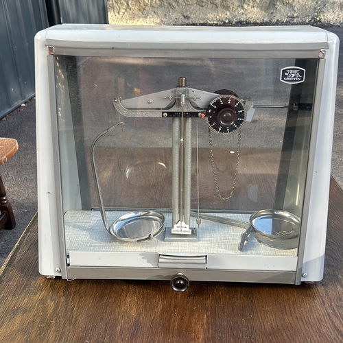 377 - Vintage Griffin balance scale with glass case, featuring dial and metal components.