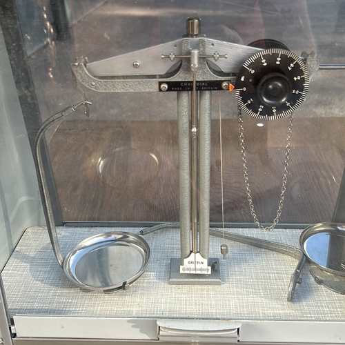 377 - Vintage Griffin balance scale with glass case, featuring dial and metal components.