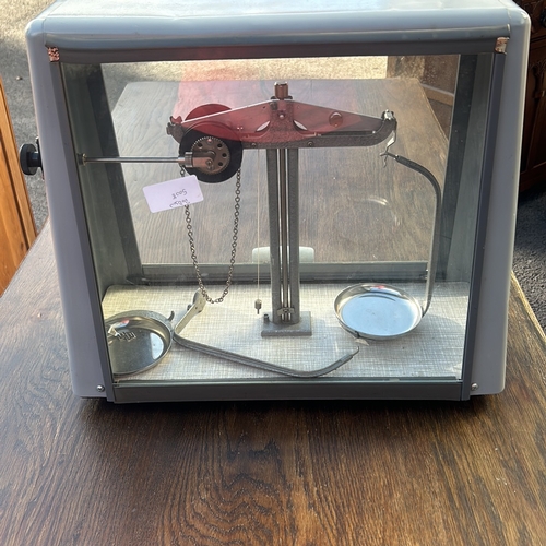 377 - Vintage Griffin balance scale with glass case, featuring dial and metal components.