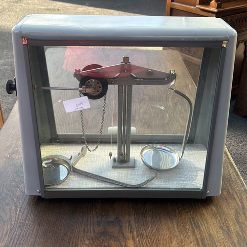 377 - Vintage Griffin balance scale with glass case, featuring dial and metal components.