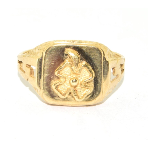 136 - 9ct gold gents signet ring depicting lucky clover leaf 3.8g size Y