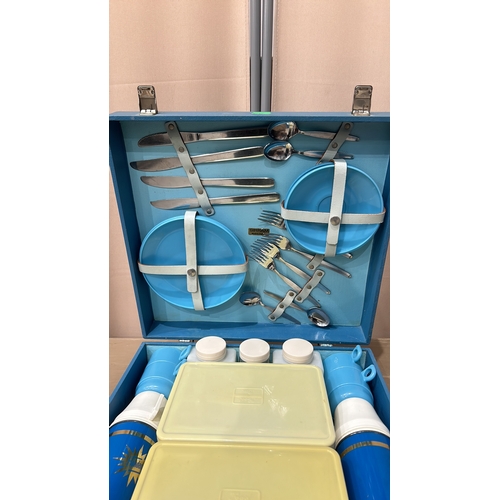 385 - Vintage Complete Sirram blue picnic set, made in England. Comes in a compact blue case with white ha... 