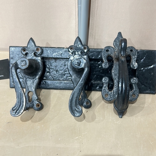 53 - Set of cast iron door handles and a matching letterplate, featuring ornate detailing. Large and Heav... 