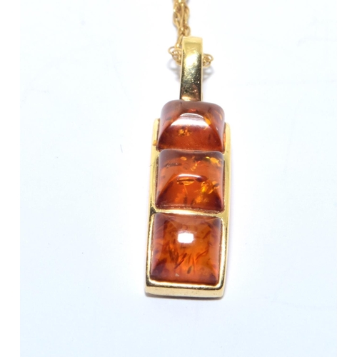 78 - 9ct gold Amber three drop pendant necklace set on a 46cm long chain 