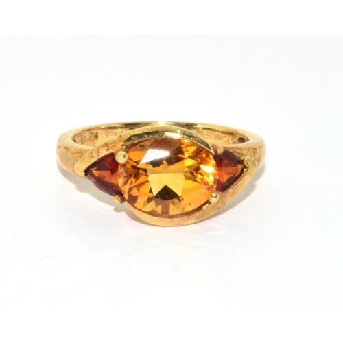 46 - 9ct gold ladies Amber and Garnet twist ring 2.8g size M