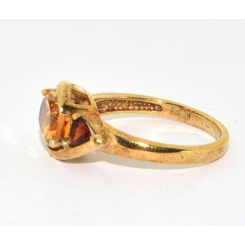 46 - 9ct gold ladies Amber and Garnet twist ring 2.8g size M