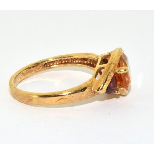 46 - 9ct gold ladies Amber and Garnet twist ring 2.8g size M