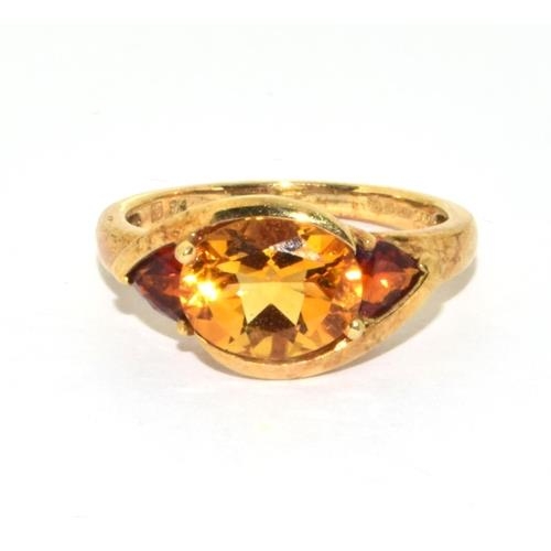 46 - 9ct gold ladies Amber and Garnet twist ring 2.8g size M