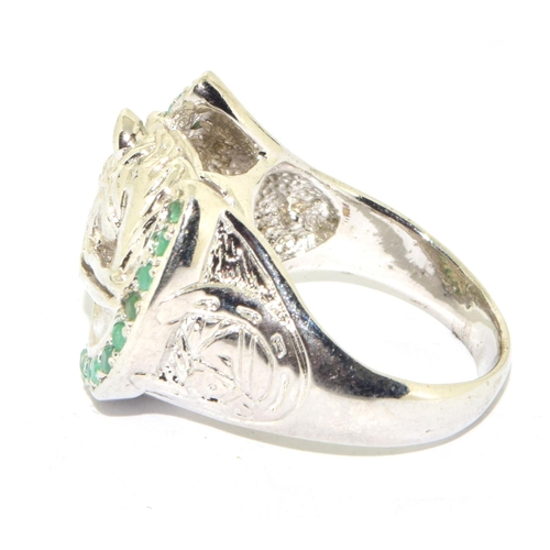 354 - Silver horse ring in the form of a shoe set with emeralds size