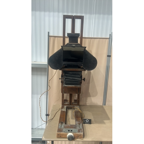 372 - Antique wooden magic lantern projector from the early 20th century. Features bellows mechanism and a... 