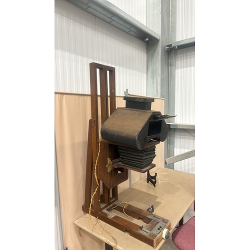 372 - Antique wooden magic lantern projector from the early 20th century. Features bellows mechanism and a... 