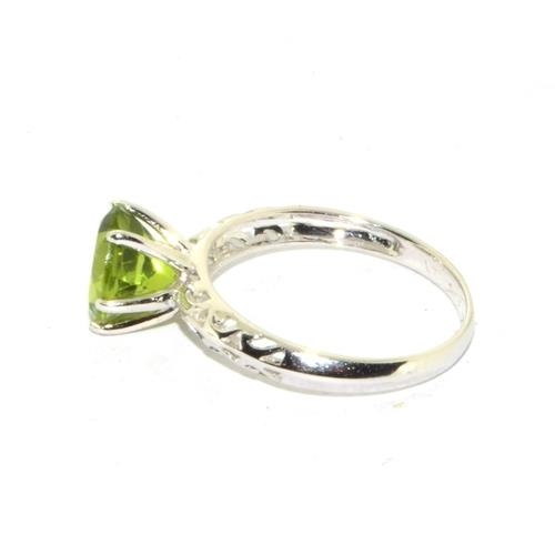 216 - 9ct white gold ladies Peridot solitaire ring set in a claw setting size N