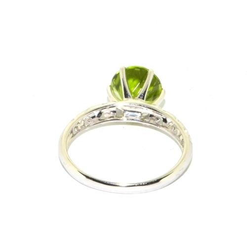 216 - 9ct white gold ladies Peridot solitaire ring set in a claw setting size N