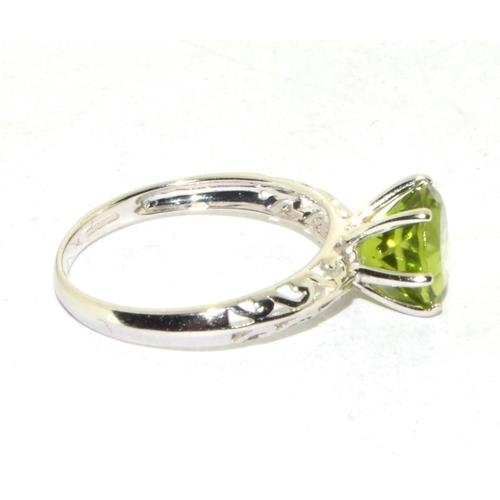 216 - 9ct white gold ladies Peridot solitaire ring set in a claw setting size N