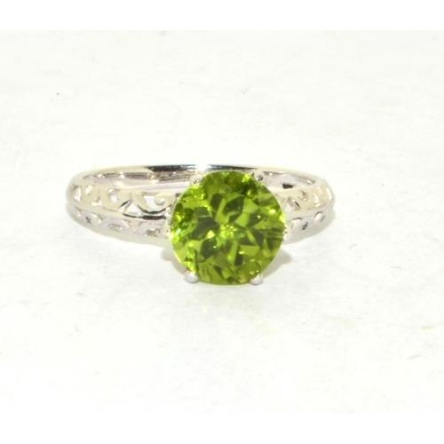 216 - 9ct white gold ladies Peridot solitaire ring set in a claw setting size N