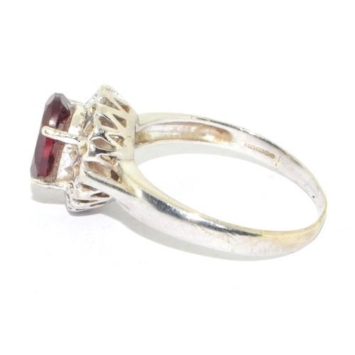 256 - 9ct white gold vintage garnet ring set in a raised castle mount 3.9g size O