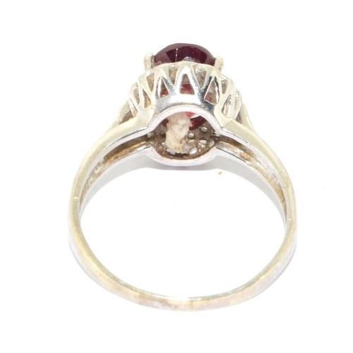 256 - 9ct white gold vintage garnet ring set in a raised castle mount 3.9g size O