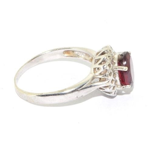 256 - 9ct white gold vintage garnet ring set in a raised castle mount 3.9g size O