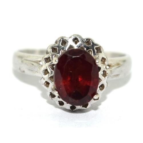 256 - 9ct white gold vintage garnet ring set in a raised castle mount 3.9g size O