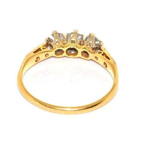 281 - 18ct gold and Platinum ladies vintage 3 stone Diamond ring approx 0.33ct size N