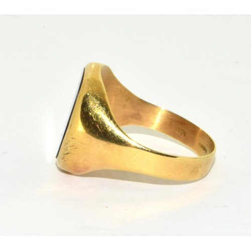 353 - 9ct gold gents good size Jet signet ring 3.5grm size T