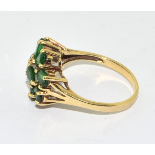 366 - 9ct gold ladies emerald green statement ring set in an cage claw setting  3.1grm size N