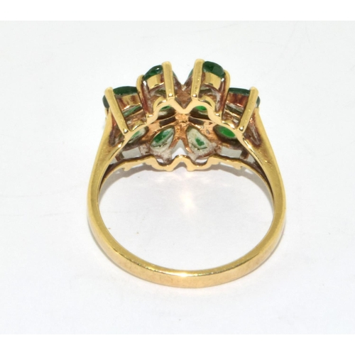 366 - 9ct gold ladies emerald green statement ring set in an cage claw setting  3.1grm size N