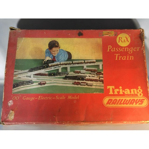 71A - Vintage Triang Railways R1X Passenger Train Set 