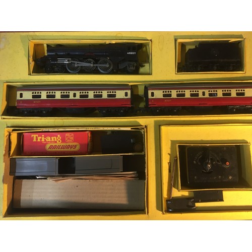 71A - Vintage Triang Railways R1X Passenger Train Set 